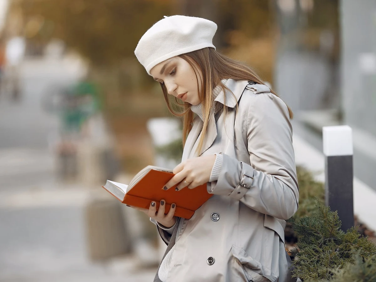 Dış mekânda kitap okuyan öğrenci
