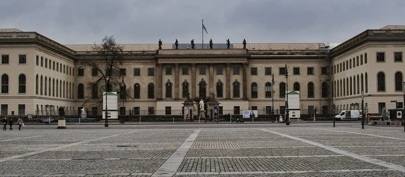 Berlin’deki Humboldt Üniversitesi’nin ana binası ve önündeki meydan