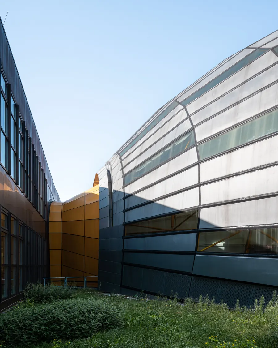 Berlin’de camlı cephesiyle modern bir üniversite kütüphanesi