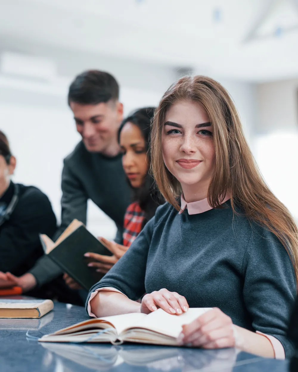 Ofiste bilgisayar başında çalışan genç bir ekip