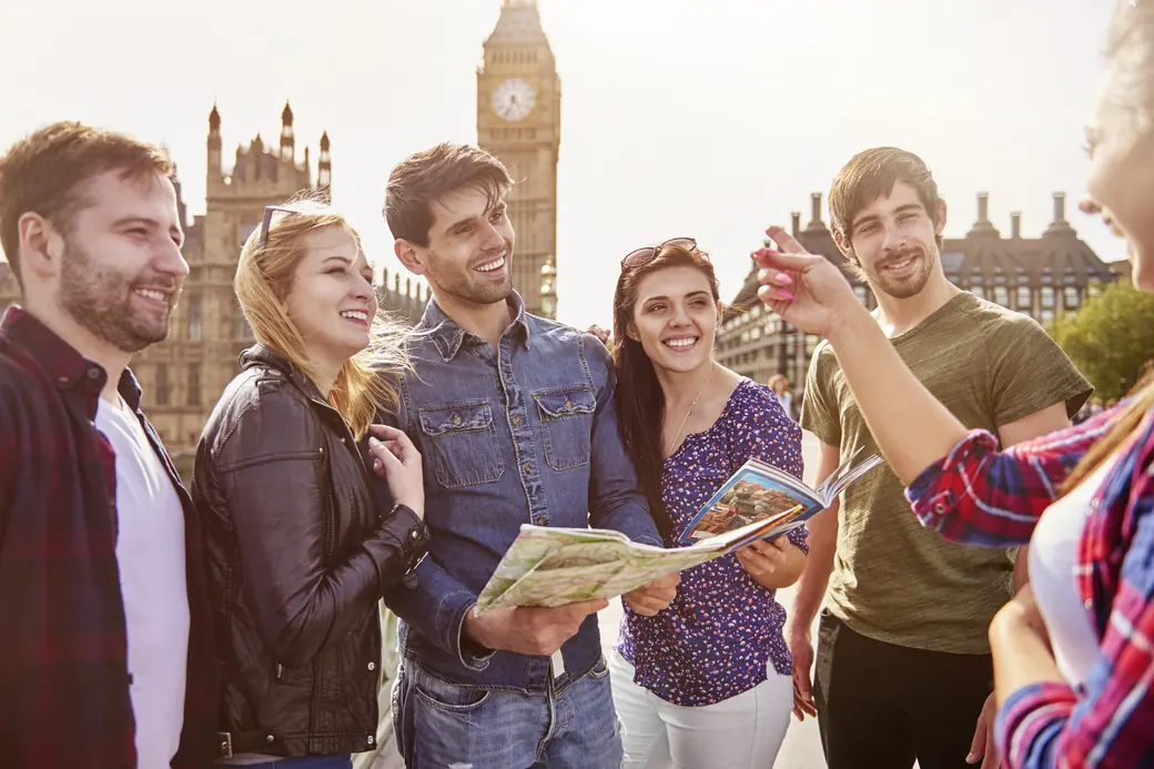 Londra’da harita üzerinde plan yapan öğrenci grubu