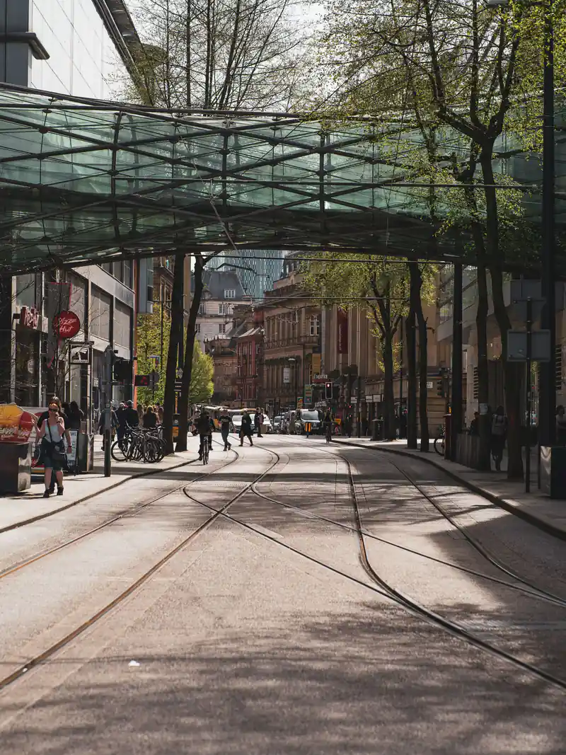Manchester merkezinde tramvay hattı boyunca kent dokusu