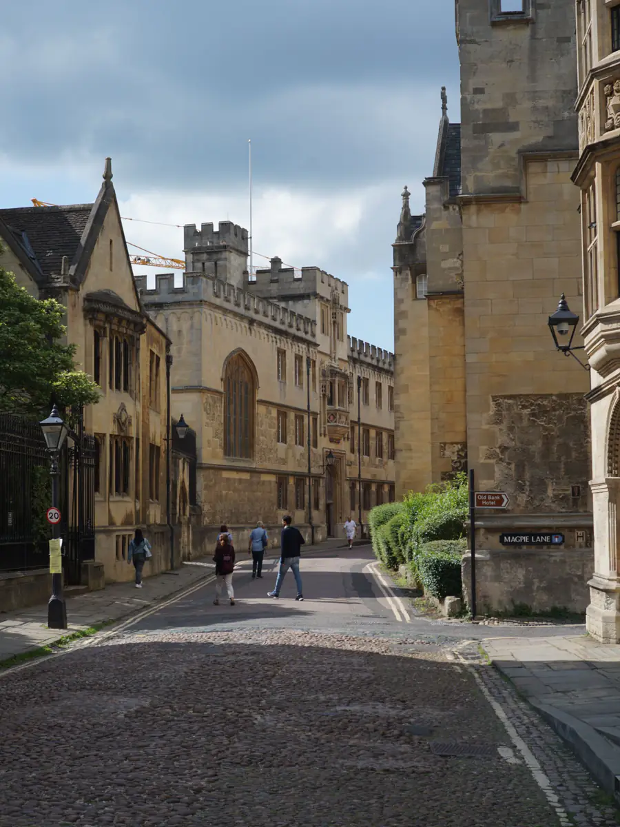 Oxford’da tarihi kolej binaları arasında sokak