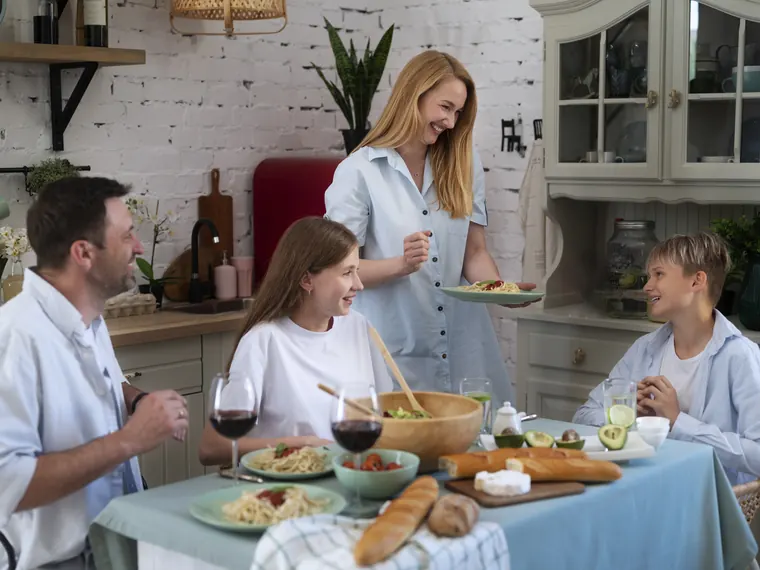 Aile yanı konaklamada ortak akşam yemeği masası