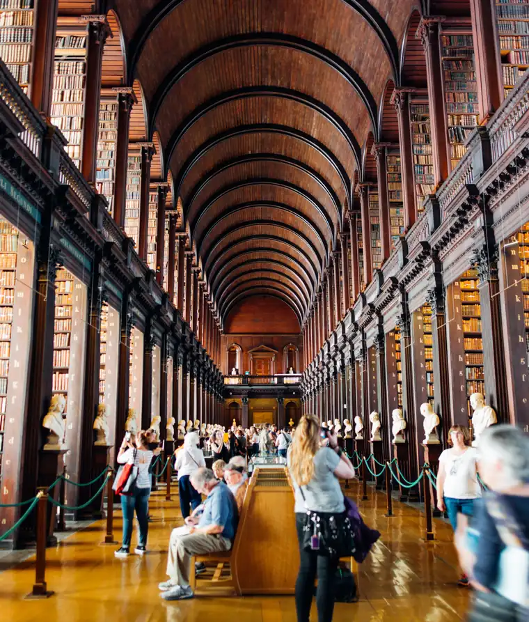 İrlanda Dil Okulları 11 Dublin Trinity College kütüphanesinin uzun okuma salonu