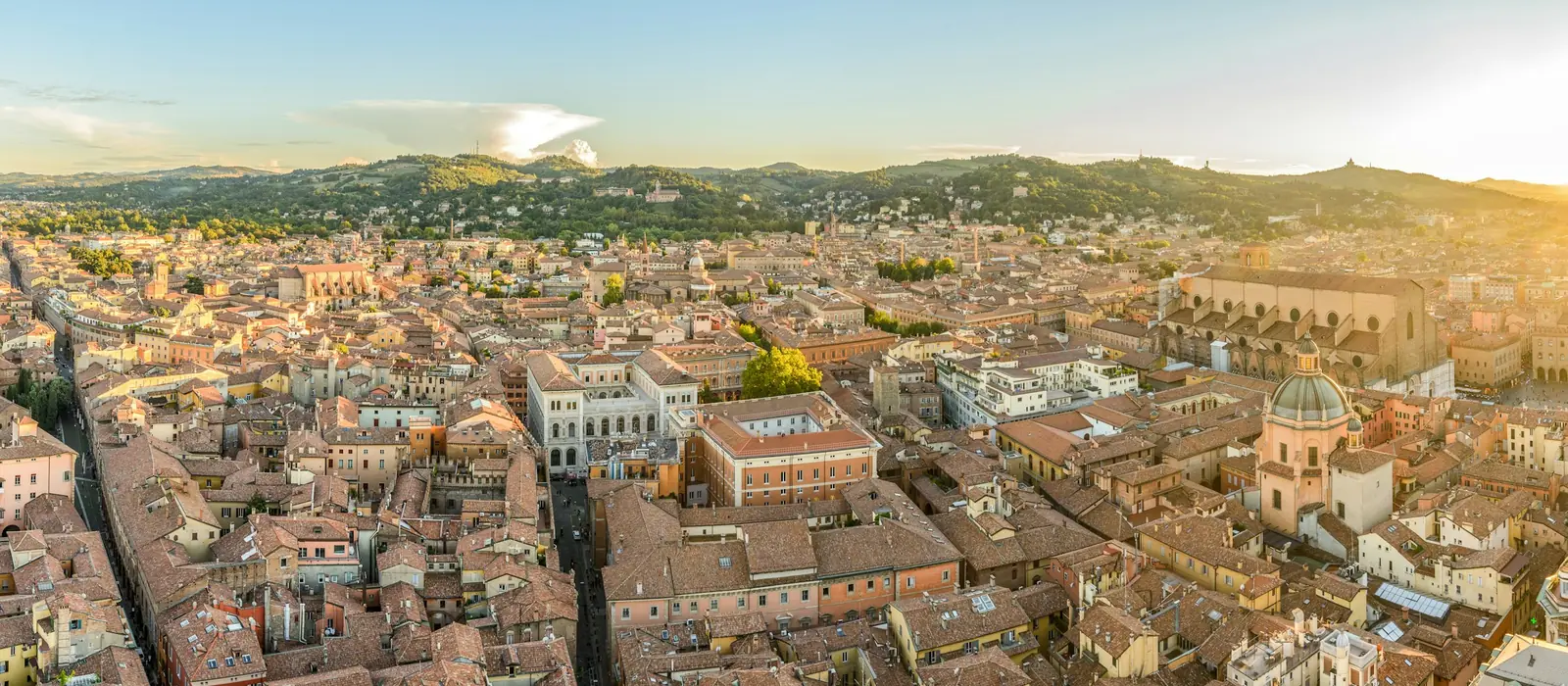 Bologna’nın kiremit çatılı tarihî merkezi ve arkadaki tepeler
