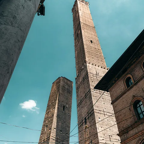 italya hero bologna iki kule