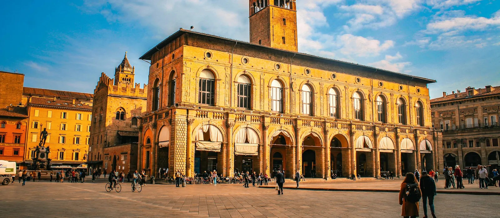 Bologna’da Piazza Maggiore ve meydanı çevreleyen tarihî saraylar