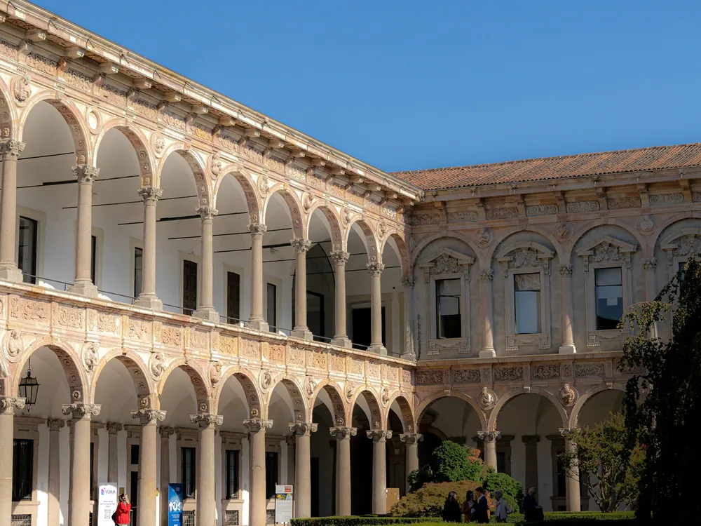 Milano’da iki katlı kemerli revaklarla çevrili bir üniversite avlusu