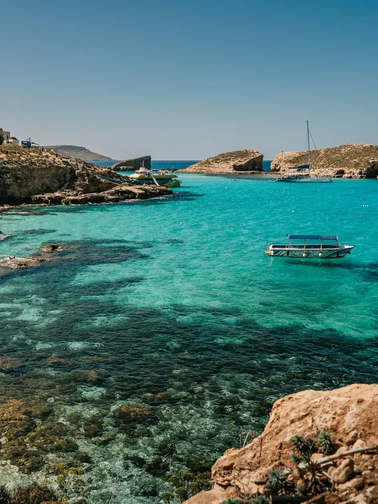 Comino’da Blue Lagoon’un turkuaz suyu