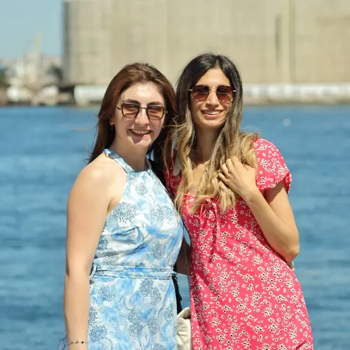 Sahilde gülen iki genç