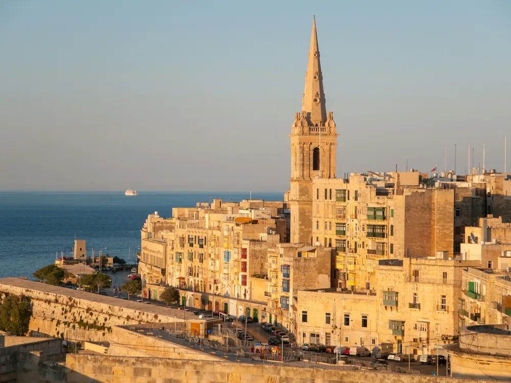 Valletta’nın kireç taşı surları ve deniz