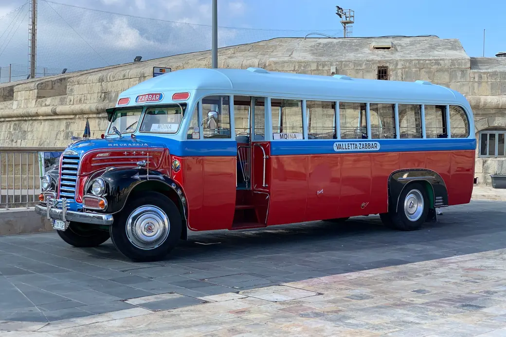 Valletta’da klasik Malta otobüsü ve şehir ulaşımı