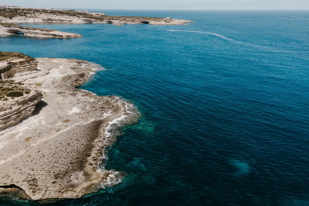 Malta kıyısında tekneler ve gündelik yaşam