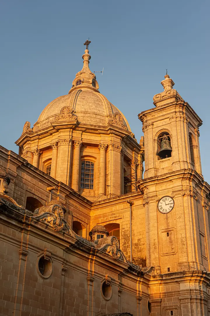 Mdina’da altın saatte katedral
