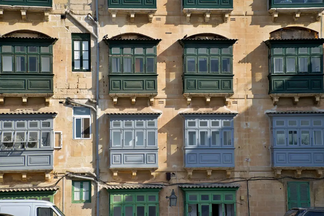 Valletta’da geleneksel Malta balkonları
