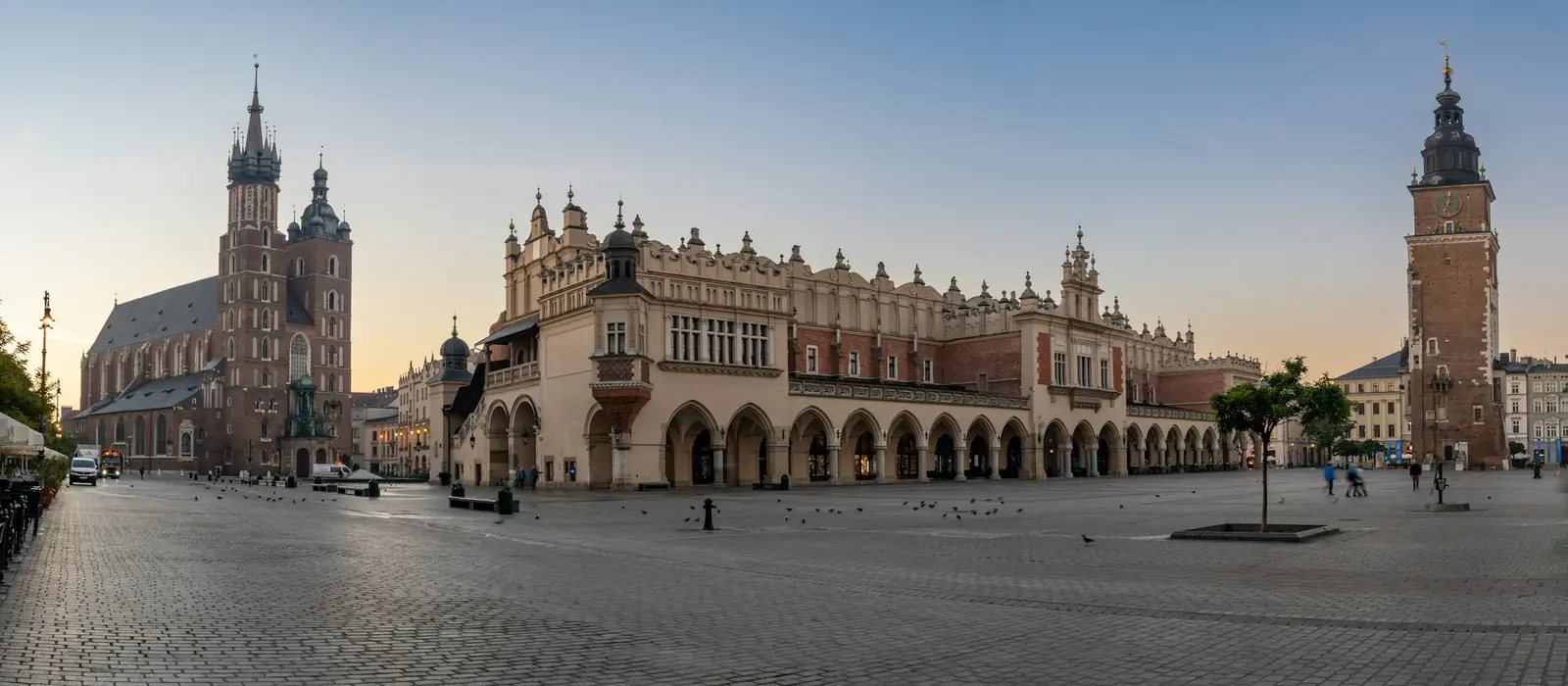 Alacakaranlıkta Kraków Ana Meydanı, Sukiennice ve Mariacki Bazilikası