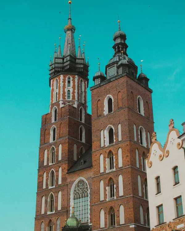 Kraków'da Mariacki Bazilikası'nın tuğla kuleleri