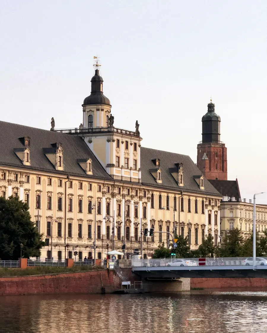 Nehir kıyısında Wrocław Üniversitesi'nin ana binası