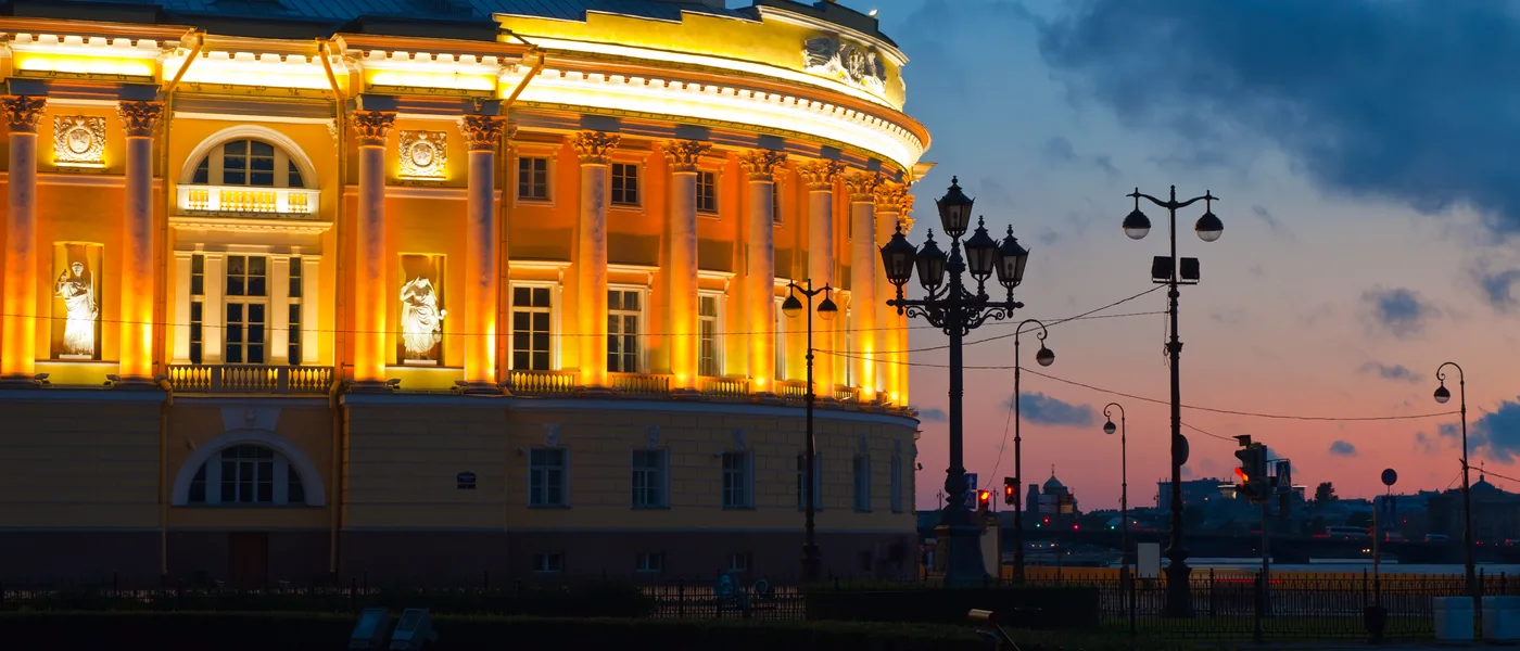 Gün batımında St. Petersburg’da tarihi bir yapı
