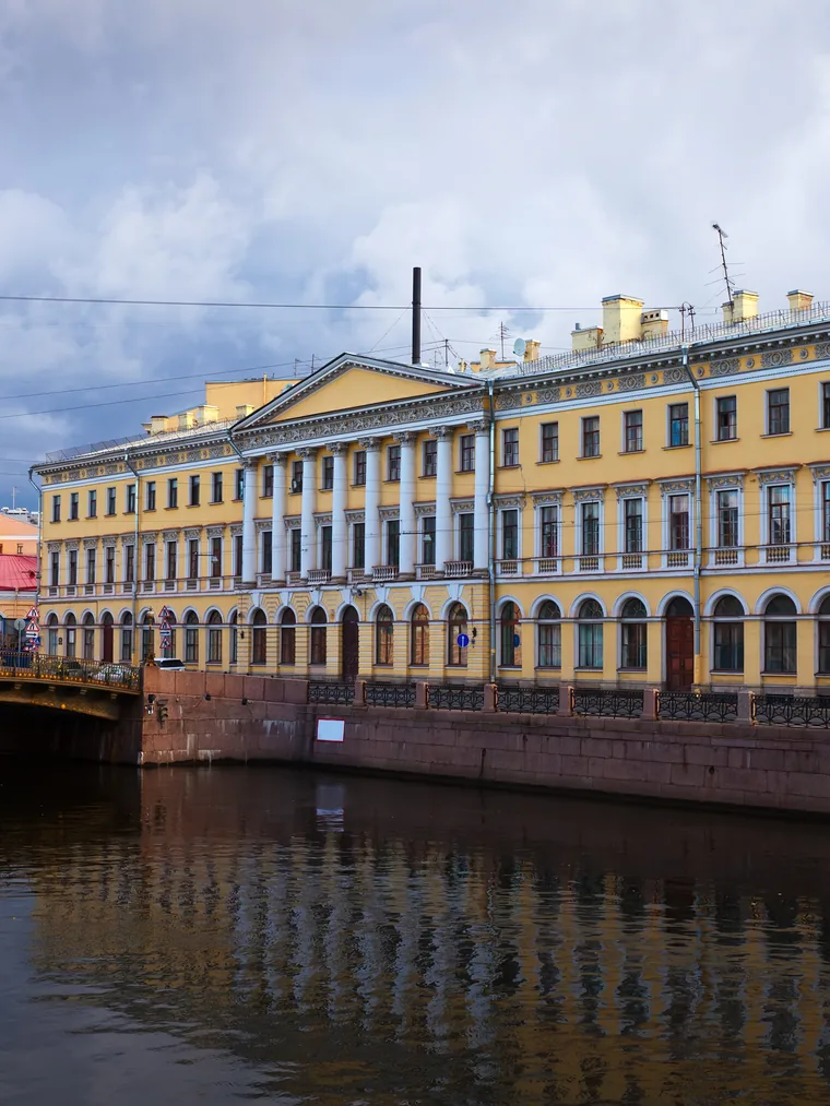 St. Petersburg’da kanal kıyısındaki tarihi yapılar